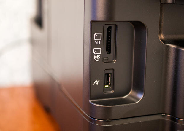 Cổng kết nối USB và thẻ nhớ trên máy in 