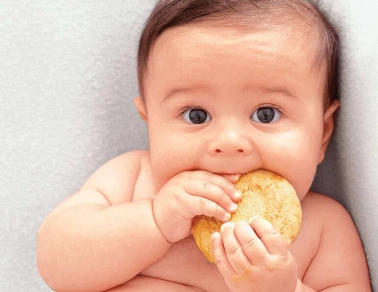 Bánh ăn dặm giúp rèn luyện kỹ năng nhai thức ăn cho bé
