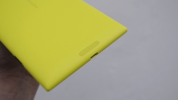 Loa được thiết kế mặt sau của chiếc điện thoại Nokia Lumia 1520.