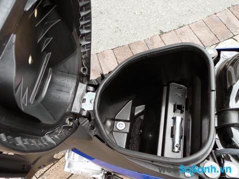 Cốp xe Suzuki Viva có thể chứa vừa 1 mũ bảo hiểm nửa đầu