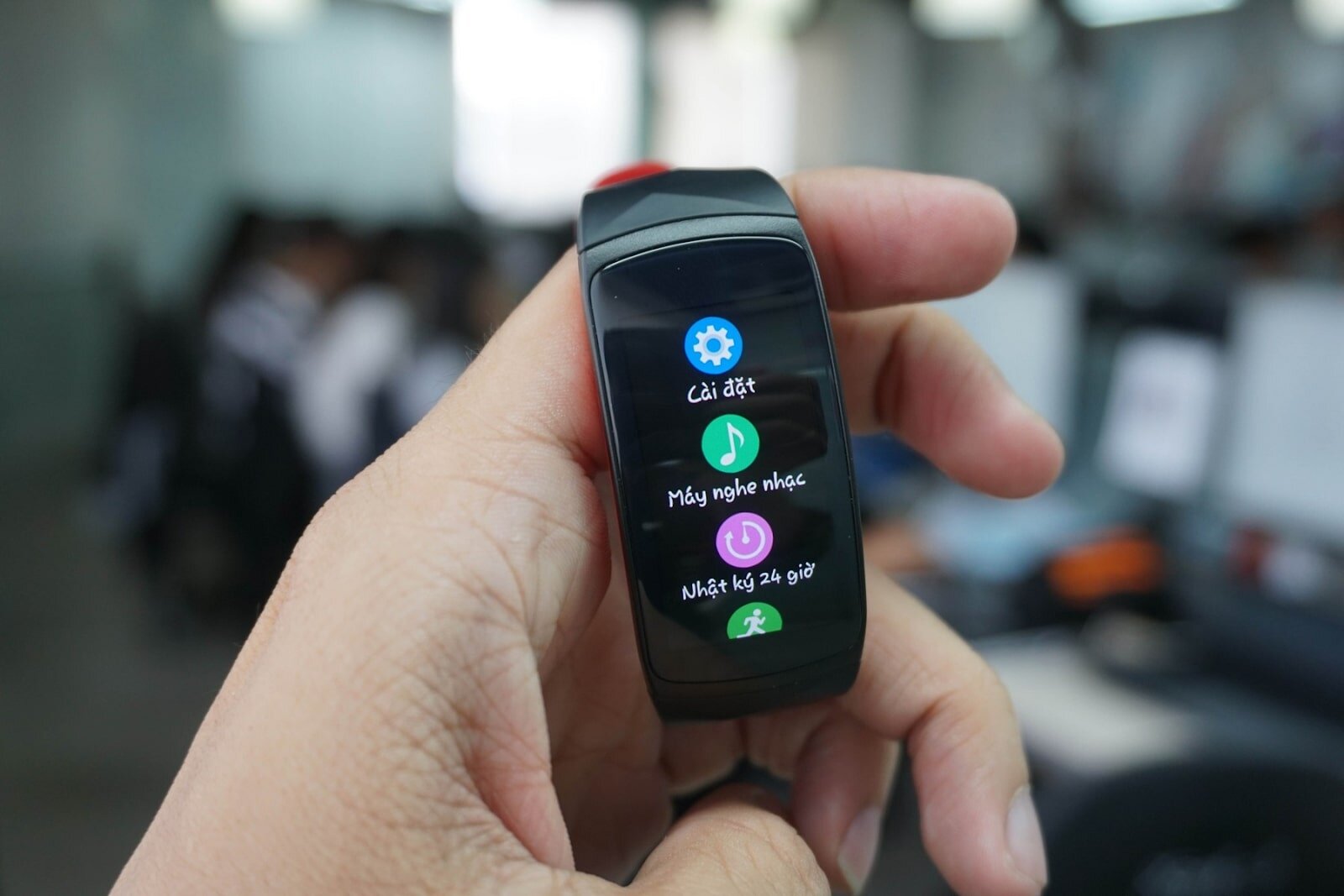 Giao diện Gear Fit 2 đẹp mắt, sắc nét, hiển thị bằng tiếng Việt rõ ràng, dễ sử dụng