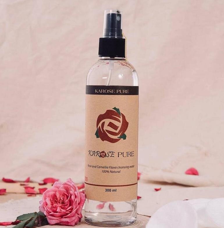 Nước hoa hồng Karose 100% tự nhiên, không chứa chất bảo quản hay bất kỳ hương liệu.