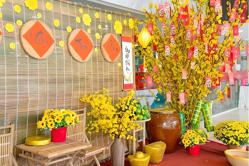 Các gian hàng ngày Tết thường được trang trí bằng hoa nhằm hòa chung không khí tưng bừng của hội chợ Xuân