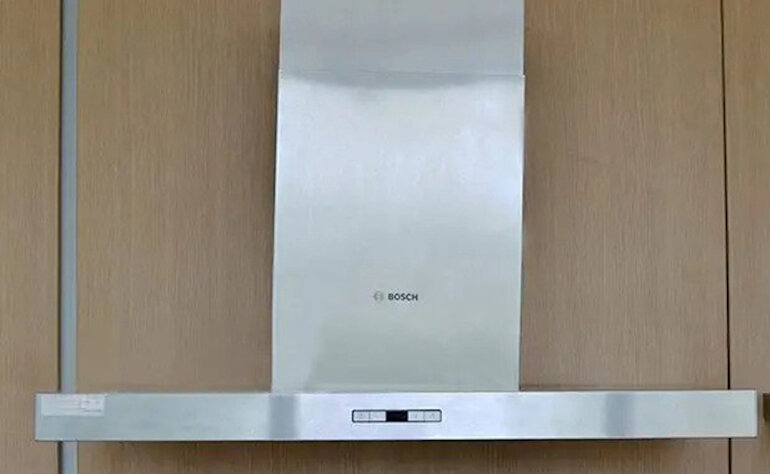 Hút mùi Bosch DWB097E50 có dạng gắn tường kiểu dáng hình hộp chữ T tạo sự sang trọng cho căn bếp.