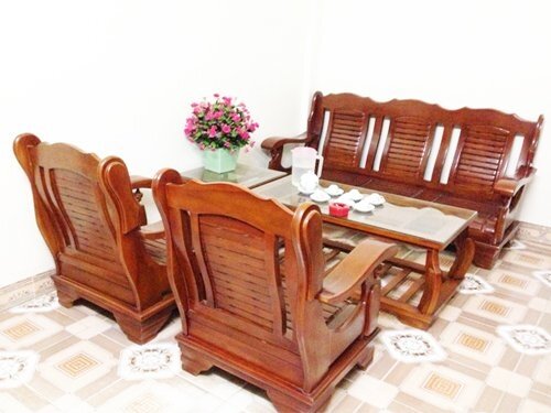 Bàn ghế gỗ phòng khách: Nếu bạn đang tìm kiếm những mẫu bàn ghế gỗ phòng khách đẹp mắt và chất lượng, thì đừng bỏ qua những chiếc bàn ghế gỗ cao cấp được ra mắt từ năm