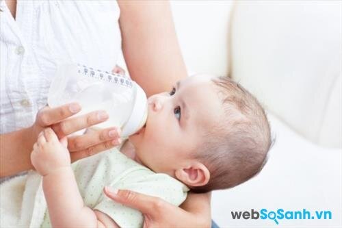 Mẹ cần cho bé bú bình với tư thế