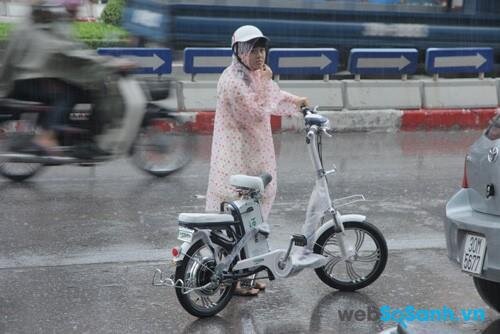 Ngấm mưa quà 3 giờ đồng hồ khiến xe đạp điện có thể bị hỏng