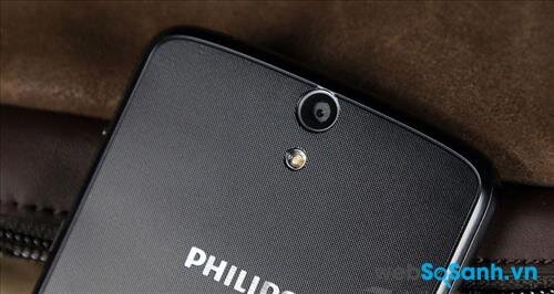 Philips Xenium V387 có camera chính 8 MP và camera phụ phía trước 2 MP