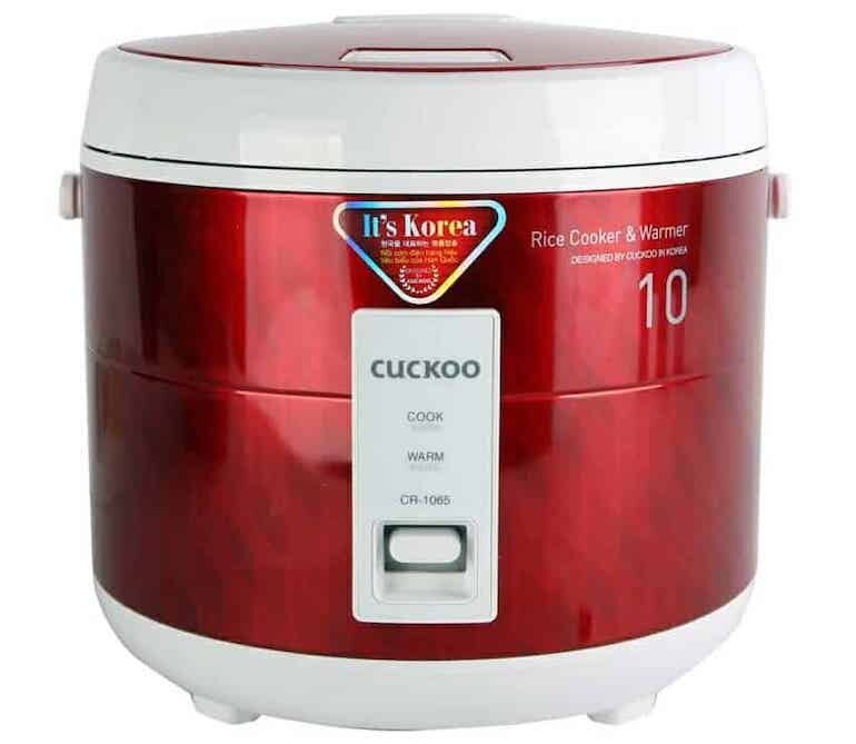 Nồi cơm điện Cuckoo CR-1065R với thân nồi bằng nhựa tổng hợp có khả năng chịu nhiệt cao.