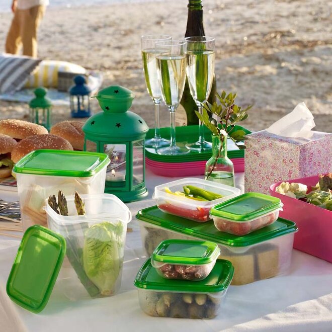 Đồ hộp nhựa ngoài để trong tủ lạnh còn rất tiện mang theo khi đi picnic