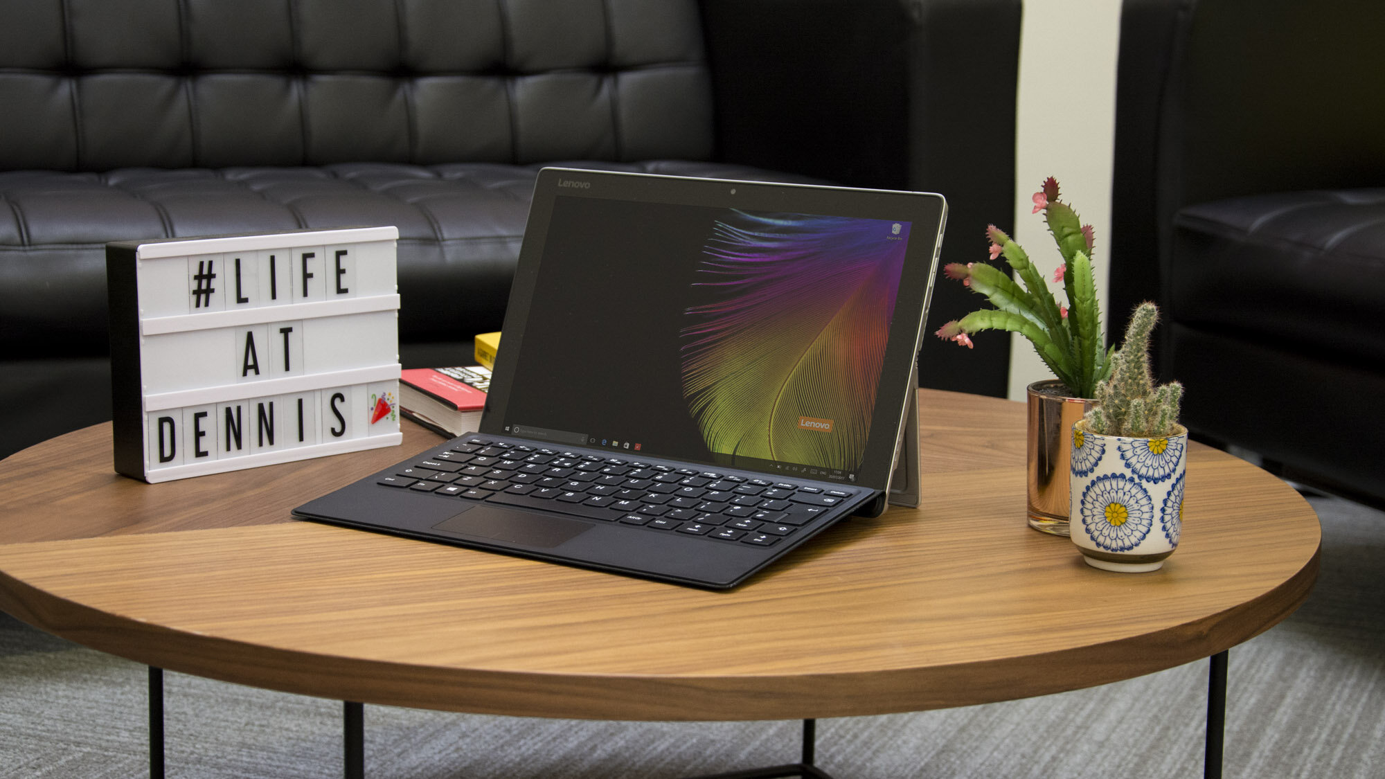 Laptop Lenovo Miix 310  vừa đóng vai trò là chiếc tablet vừa là một chiếc laptop mạnh mẽ
