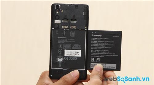 Nắp lưng của điện thoại Lenovo A6000 có thể tháo dời để bạn truy cập vào khe cắm sim và thẻ nhớ