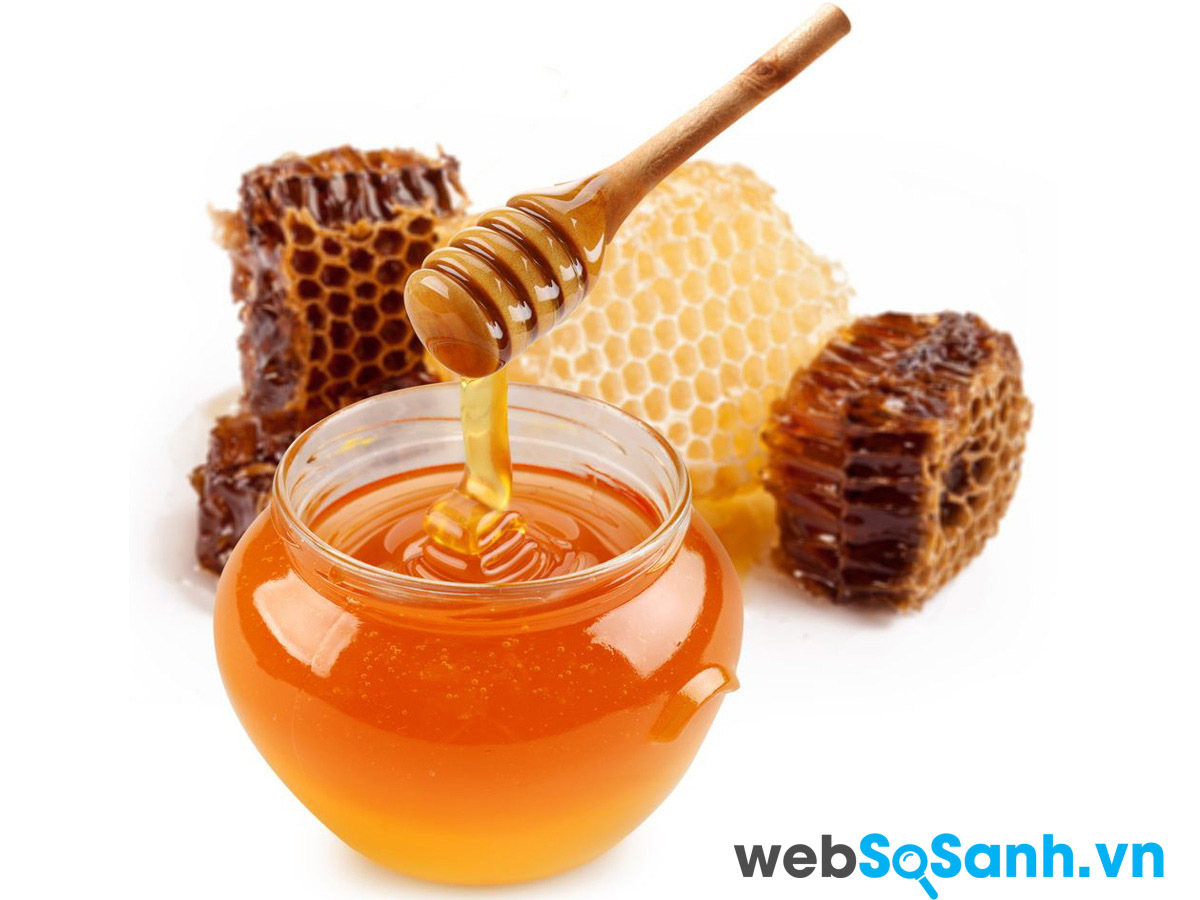 Uống một cốc nước mật ong ấm sẽ giúp bạn dễ ngủ hơn