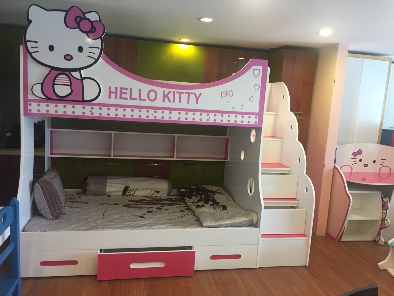 Mẫu giường này được thiết kế phù hợp với không gian căn phòng của bé gái 