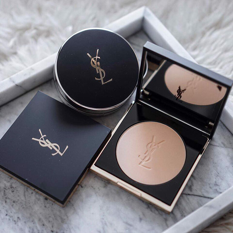 Phấn phủ Hot Item của YSL sẽ khiến cho những cô nàng yêu thích makeup chết mê chết mệt. Với tính năng giữ màu và khả năng kiềm dầu vượt trội, sản phẩm duy trì độ tươi sáng cho làn da suốt cả ngày. Đặc biệt, với phiên bản mới 2024, YSL mang đến cho bạn một lựa chọn đa dạng hơn về màu sắc cho phấn phủ của mình.