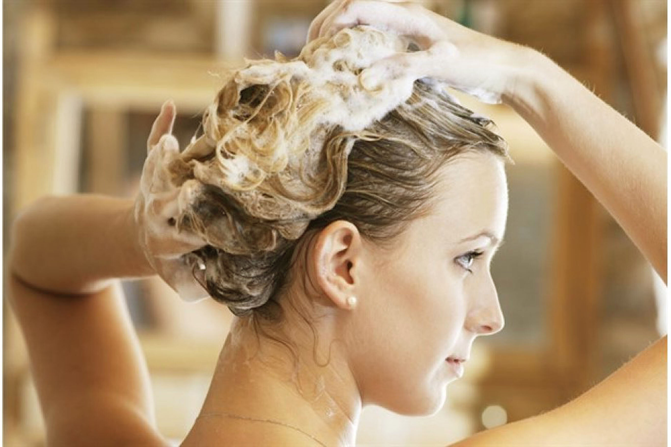 Massage nhẹ tóc và da đầu để tránh gãy rụng và mất nếp tóc uốn
