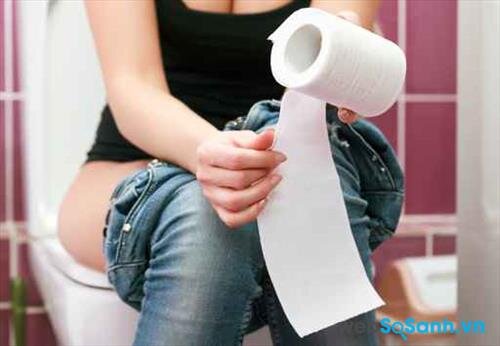 Sử dụng giấy vệ sinh không đúng cách sẽ khiến chị em bị viêm nhiễm phụ khoa