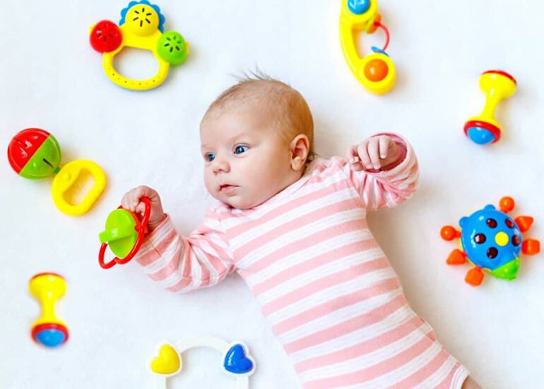 Đồ chơi nên chọn cho bé 1 tháng tuổi là những loại đồ chơi treo nôi, đồ chơi xúc xắc.
