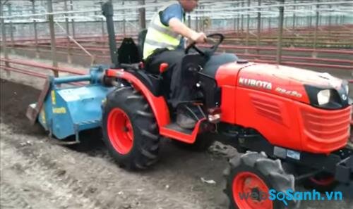 Hình ảnh phay đất bằng máy cày Kubota B2420