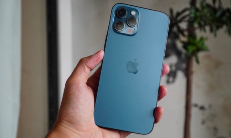 Cùng tiền, nên chọn iPhone 12 Pro cũ hay iPhone 13?