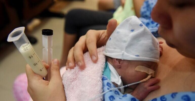 Có nên dùng sữa công thức cho bé khi mẹ hoặc bé bị mắc Covid-19 không?