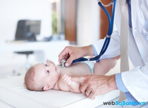  Với trẻ dưới 3 tháng tuổi thì sốt là một trường hợp khẩn cấp