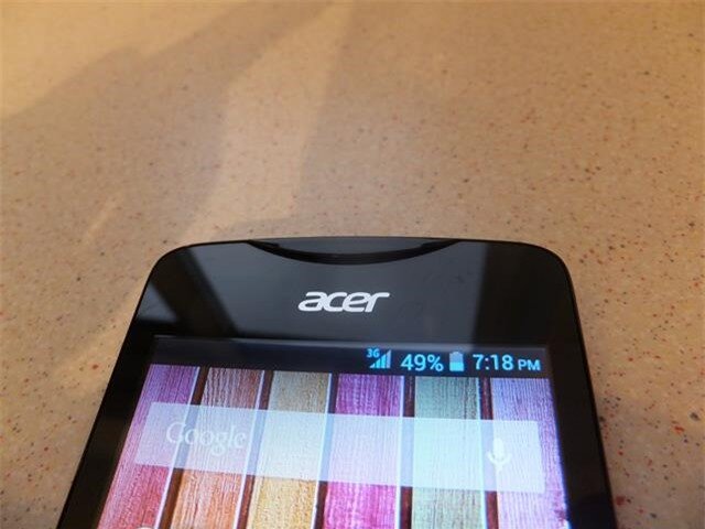 Mặt trước của máy có thêm logo Acer và dải loa thoại được thiết kế khá kiểu cách 