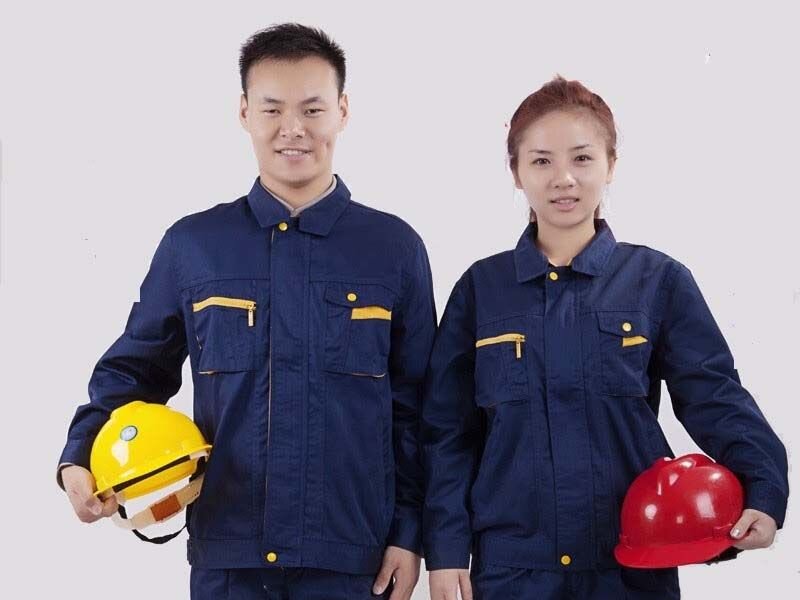 Mặc đồ bảo hộ khi làm việc trong môi trường độc hại