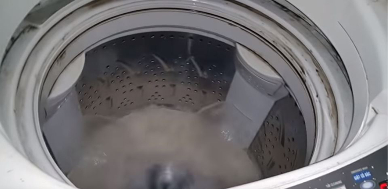 Vệ sinh máy giặt bằng tính năng vệ sinh tích hợp sẵn ở máy