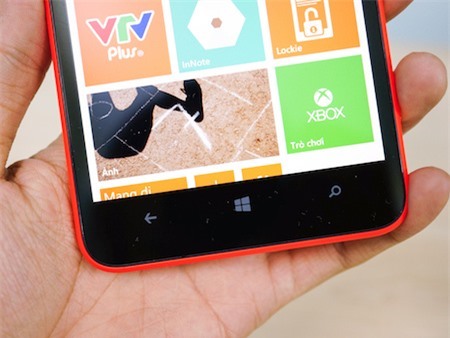 Các phím cảm ứng của Windows Phone vẫn được đặt nằm ngoài giao diện màn hình.
