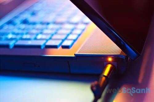 Việc sạc laptop liên tục trong quá trình sử dụng không ảnh hưởng nhiều đến chất lượng pin