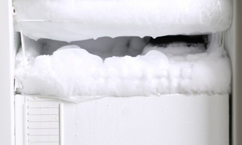 Tủ lạnh 3 cánh Electrolux EME3700HA 340 lít có hiện tượng bám tuyết
