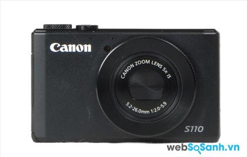 Chiếc PowerShot S110 có thiết kế rất đơn giản với phần thân hình chữ nhật được làm hoàn toàn bằng hợp kim