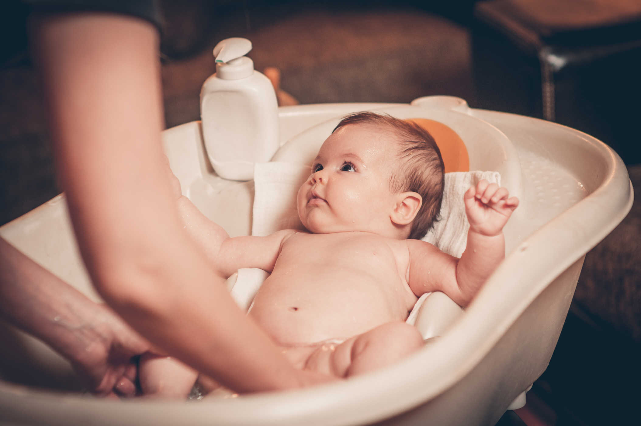 Bé cần được tắm rửa sạch sẽ và làm vệ sinh hàng ngày