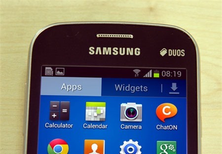 Máy sử dụng hệ điều hành Android 4.1 Jelly Bean và giao diện TouchWiz quen thuộc.
