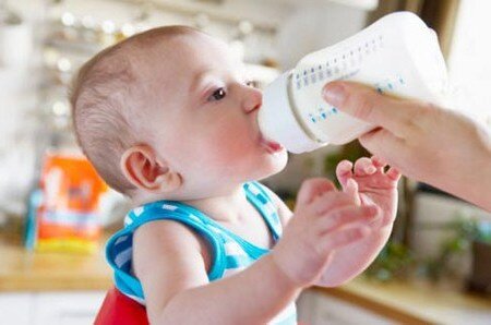 Kiểm tra nhiệt độ sữa trước khi cho bé uống