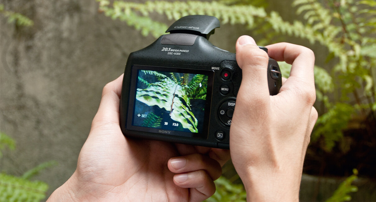 Máy ảnh Compact Sony DSC-H300 có khả năng zoom quang học 35x
