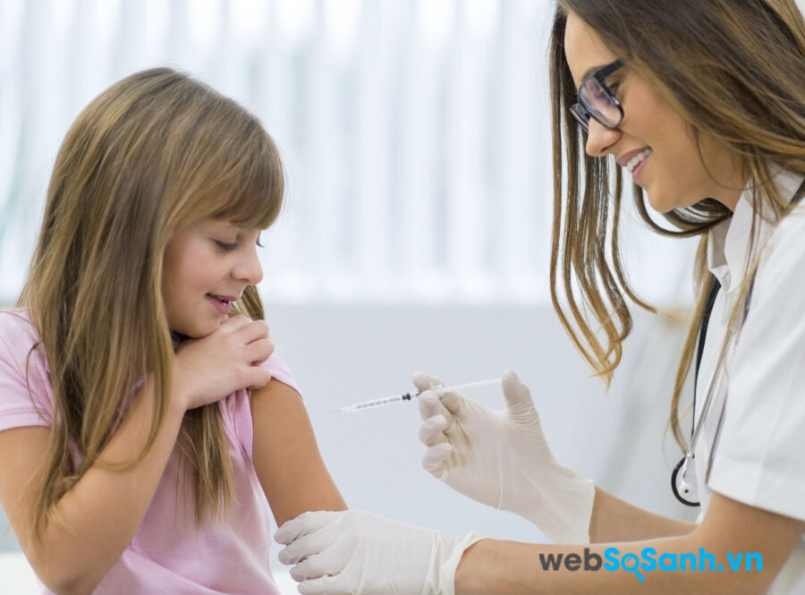 Vắc - xin phòng bệnh sởi cần được tiêm 2 lần khi trẻ đủ 9 tháng tuổi và khi trẻ đủ 18 tháng tuổi