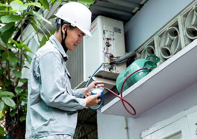 Quá trình nạp gas đòi hỏi sự cẩn thận, tỉ mỉ 