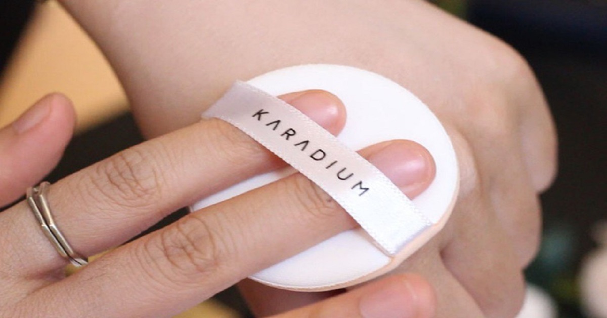 Phấn phủ Karadium có bông phấn chất lượng tạo lớp phủ mềm mịn.