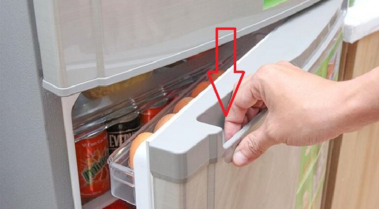 Vì sao tủ lạnh Sharp mới mua về lại bị đọng nước giữa 2 cánh tủ?
