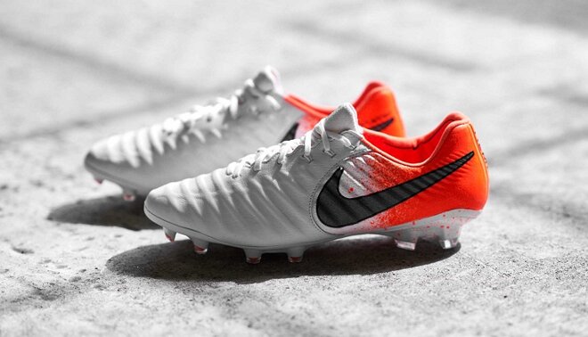 Các sản phẩm giày đá bóng thuộc dòng giày Nike Mercurial sử dụng rất nhiều công nghệ hiện đại