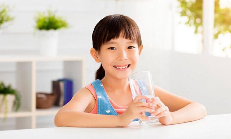 Cho trẻ uống nhiều nước để đi ngoài dễ dàng hơn