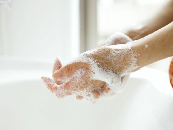 Rửa tay sạch trước khi vắt sữa