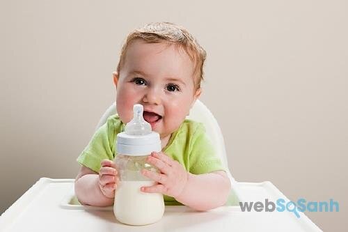 Mẹ không nên cho bé uống lại sữa thừa 
