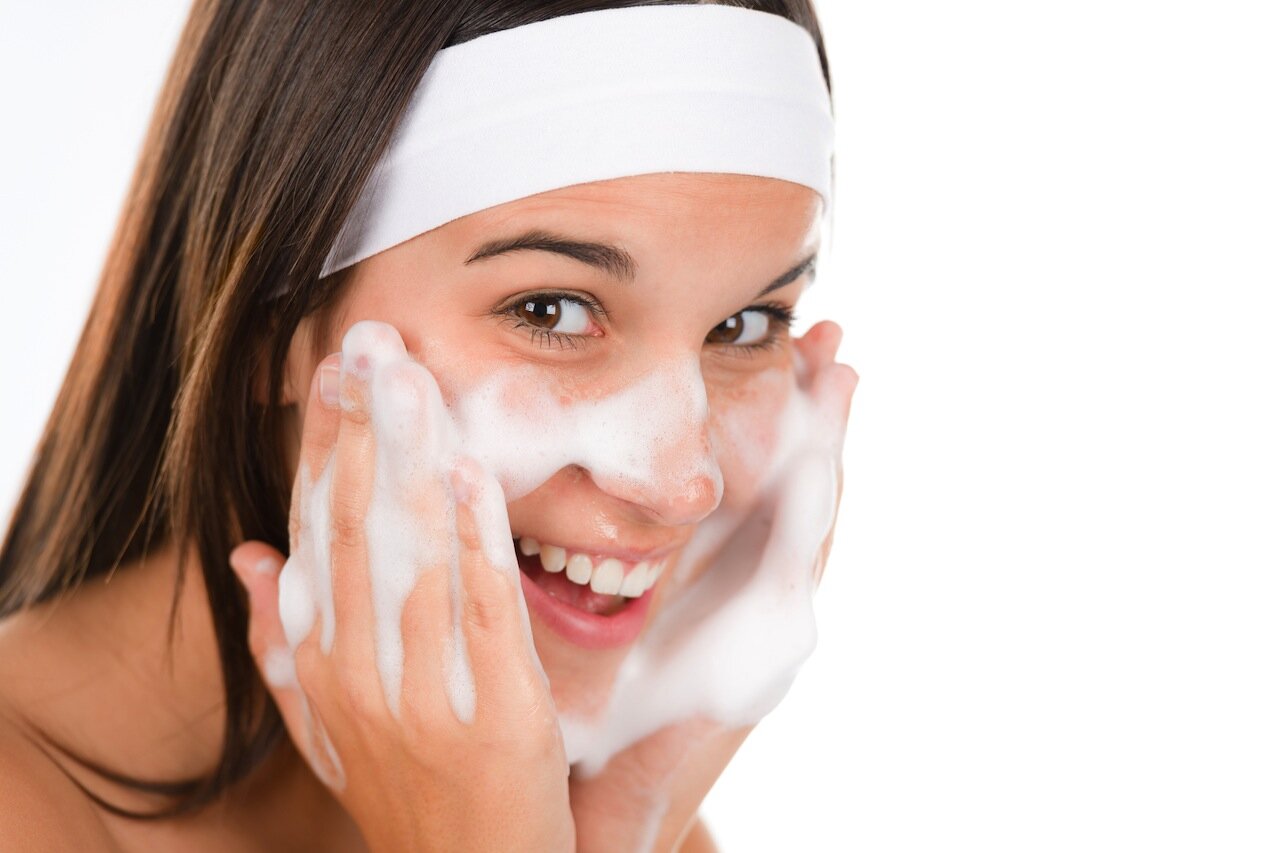Bước làm sạch da là vô cùng quan trọng trong quy trình chăm sóc da, dù là khi bạn có mụn hay không