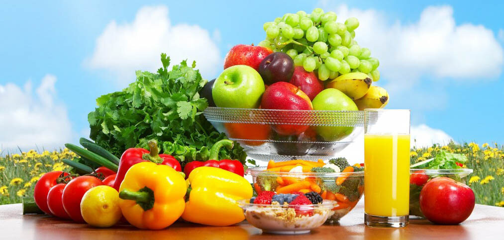 Ăn nhiều hoa quả và uống nhiều nước để bổ sung dinh dưỡng cho ngày có độ ẩm cao
