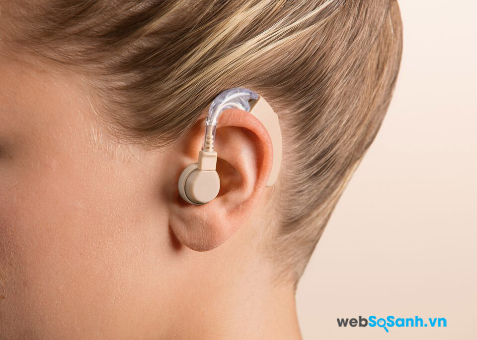 Máy trợ thính đặt ngay sau vành tai đang được nhiều người sử dụng