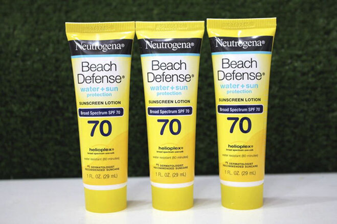 Kem chống nắng Neutrogena Beach Defense spf 70 có dạng tuýp nhỏ phù hợp cho bạn mang đi bên mình