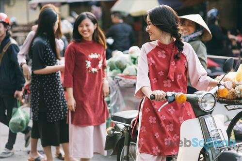 Áo dài cách tân của Tủ Nhà Mây thì lại gợi chúng ta nhớ về thời xưa, đơn giản nhưng rất trang nhã